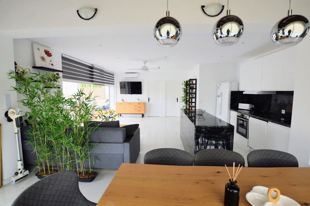 Chalet de 5 habitaciones en Villamartin en venta - 485.000 € (Ref: 9364001)