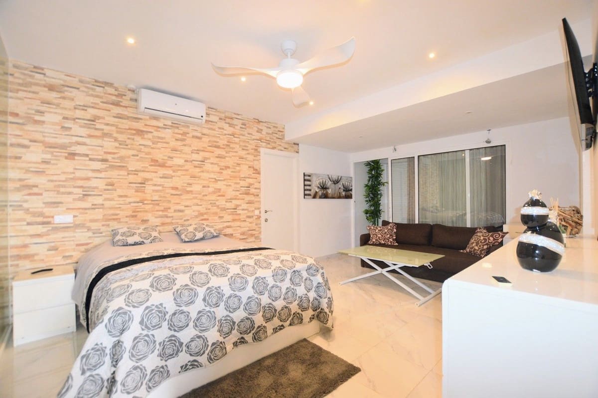 5 bedroom Villa for sale in Villamartin - € 485,000 (Ref: 9364001)