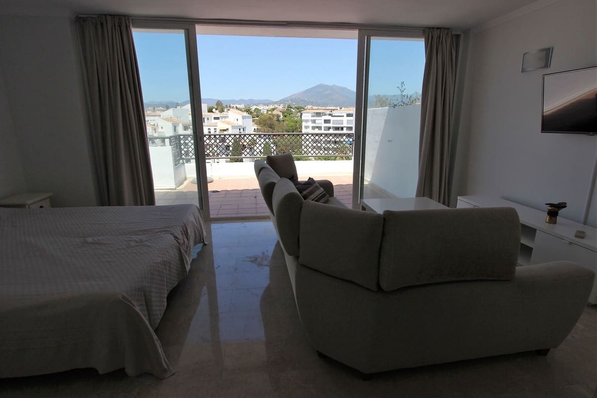 4 quarto Penthouse para venda em Puerto Banus - 1 100 000 € (Ref: 9364017)