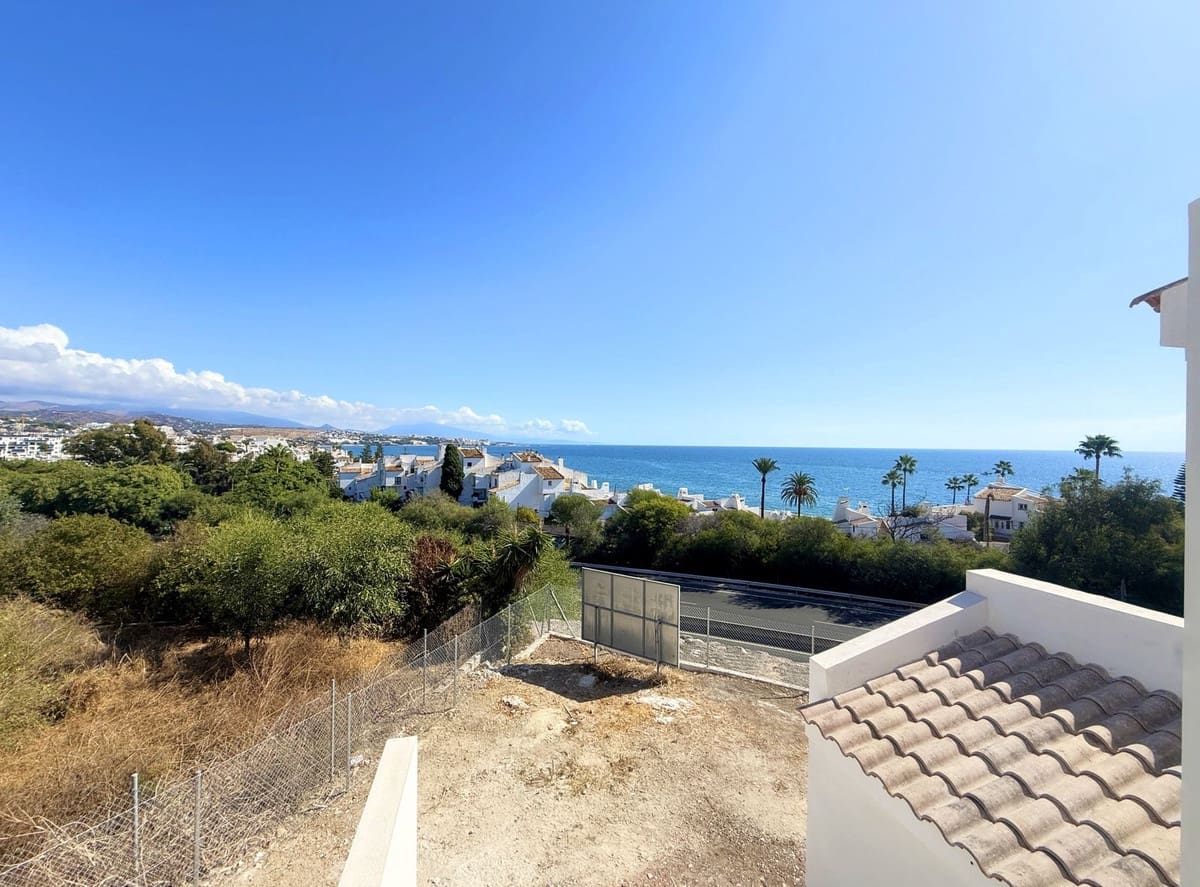 2 bedroom Semi-detached Villa for sale in Bahia Dorada - € 610,000 (Ref: 9364020)