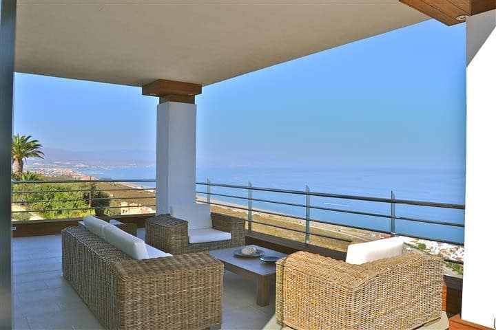 Chalet de 5 habitaciones en La Duquesa / Puerto de la Duquesa en venta - 3.300.000 € (Ref: 9364037)