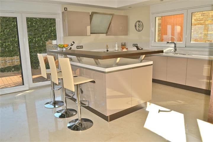 Chalet de 5 habitaciones en La Duquesa / Puerto de la Duquesa en venta - 3.300.000 € (Ref: 9364037)