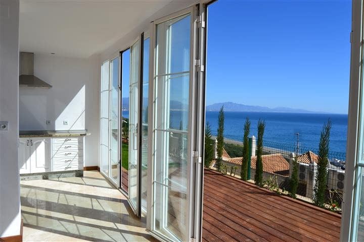 Chalet de 5 habitaciones en La Duquesa / Puerto de la Duquesa en venta - 3.300.000 € (Ref: 9364037)