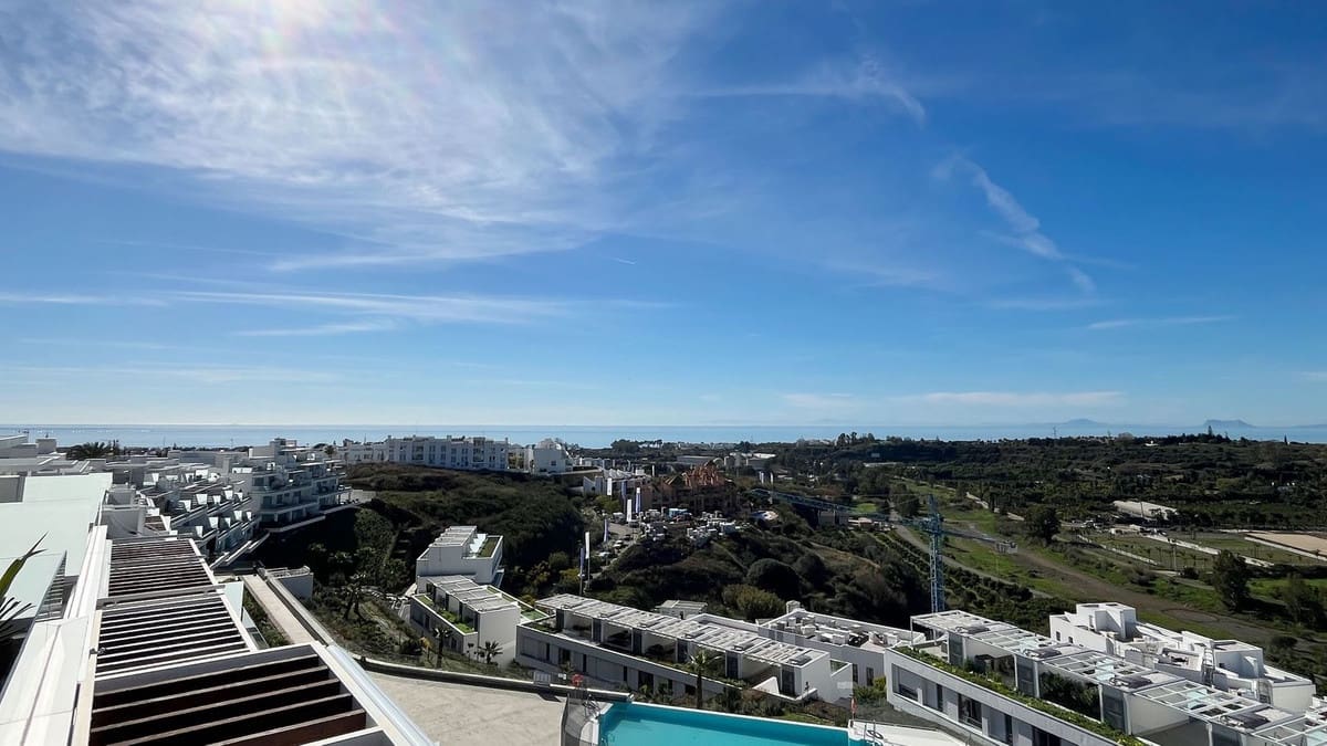 Ático de 2 habitaciones en Estepona en venta - 595.000 € (Ref: 9364038)