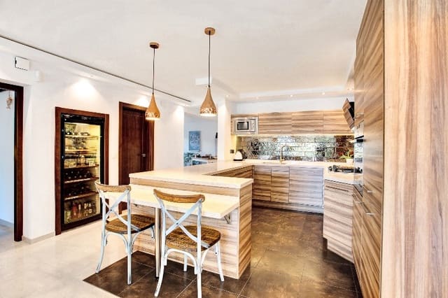 6 soverom Villa til salgs i Marbesa, Marbella - € 2 150 000 (Ref: 9364049)