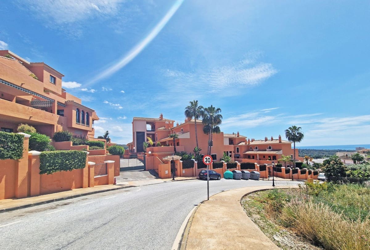 1 bedroom Penthouse for sale in Elviria with garage - € 299,000 (Ref: 9364072)