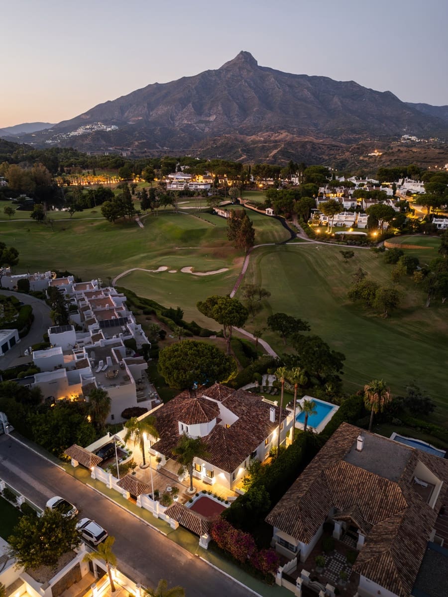 Chalet de 7 habitaciones en Aloha Golf en venta - 4.995.000 € (Ref: 9364078)