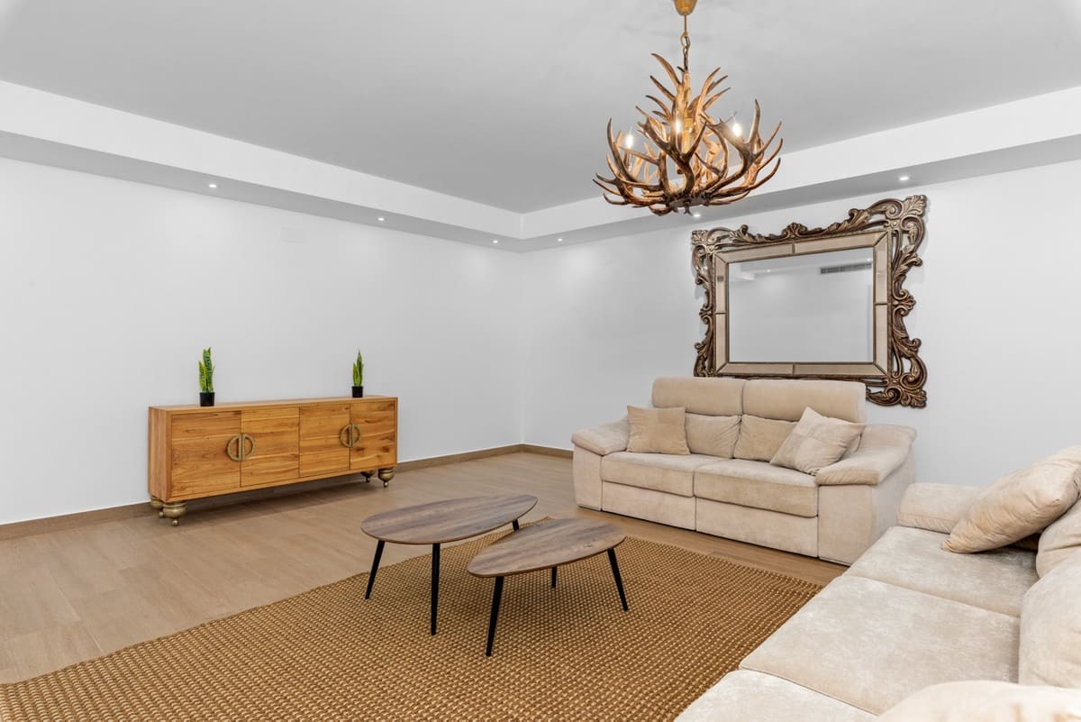 5 bedroom Villa for sale in San Miguel de Salinas - € 849,000 (Ref: 9364090)