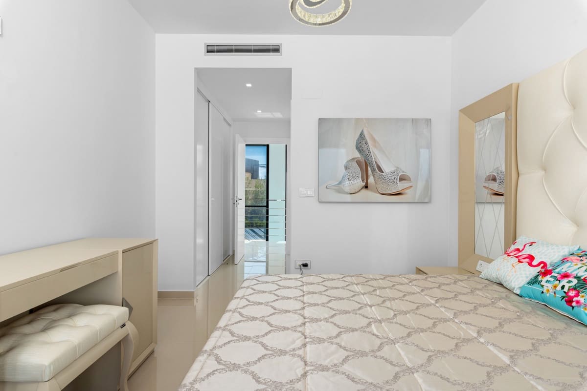 5 bedroom Villa for sale in San Miguel de Salinas - € 849,000 (Ref: 9364090)