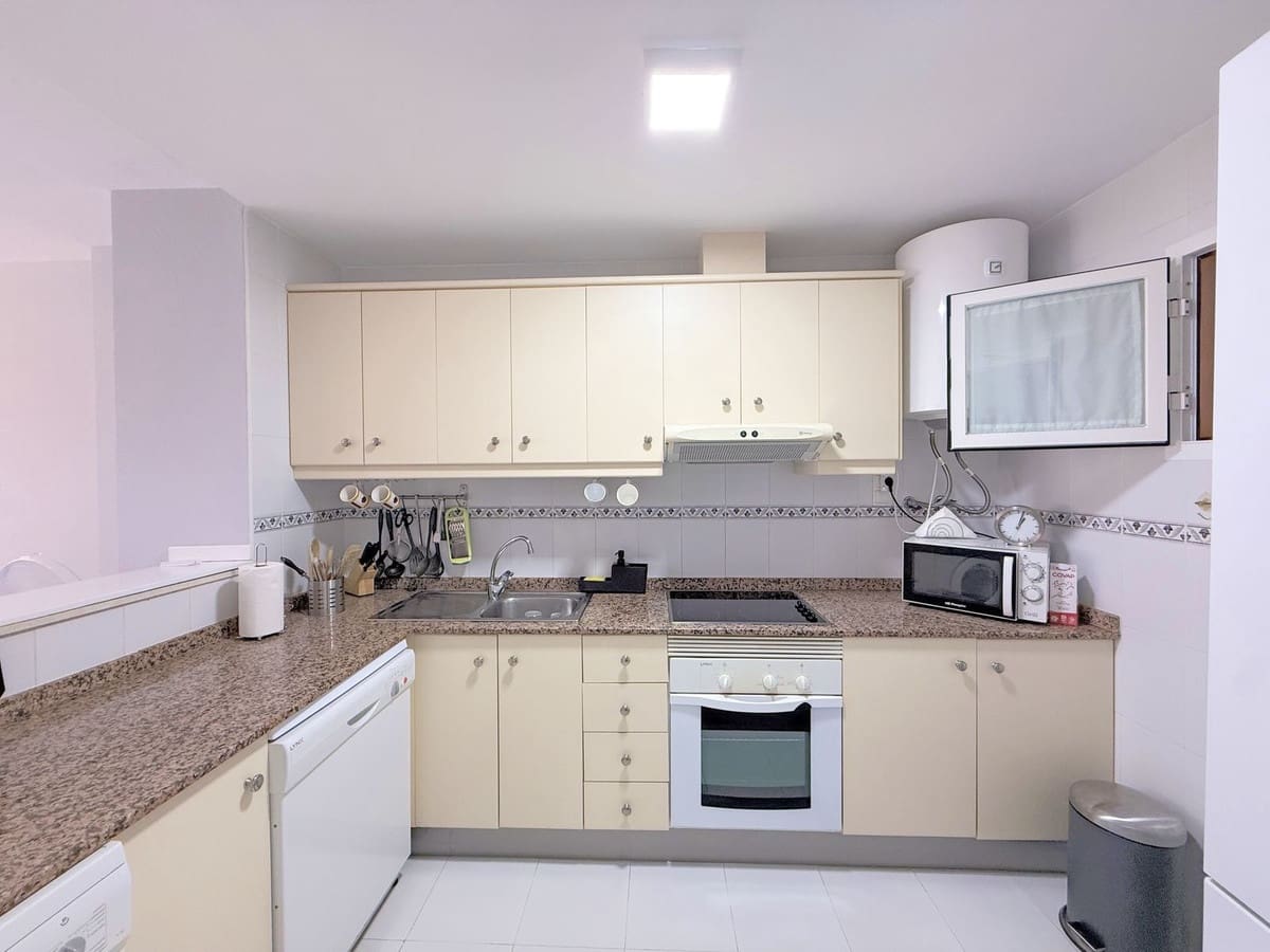 2 soveværelse Lejlighed til salg i La Duquesa / Puerto de la Duquesa - € 268.000 (Ref: 9364126)