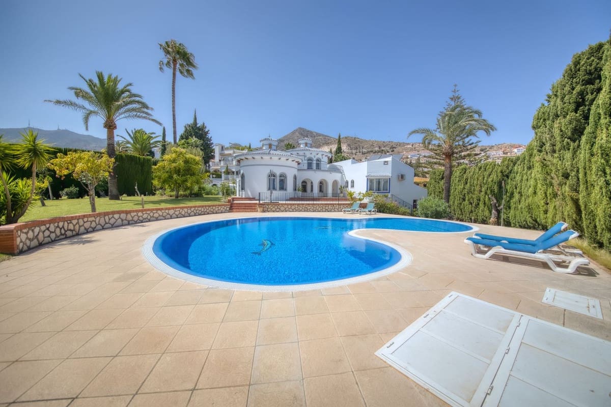 4 bedroom Villa for sale in Benalmadena with garage - € 1,250,000 (Ref: 9371561)