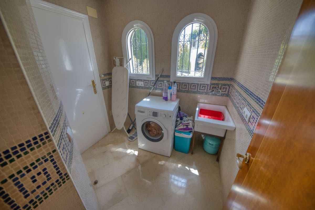 4 bedroom Villa for sale in Benalmadena with garage - € 1,250,000 (Ref: 9371561)