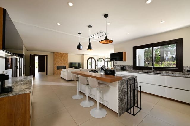 6 bedroom Villa for sale in Marbesa, Marbella - € 3,300,000 (Ref: 9380202)