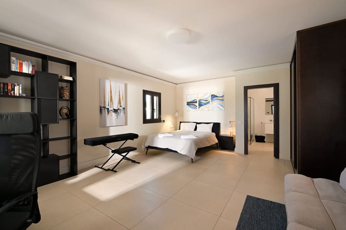 6 bedroom Villa for sale in Marbesa with pool - € 3,300,000 (Ref: 9380202)