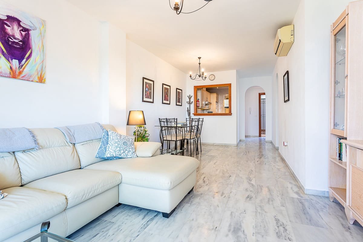 Apartamento de 2 habitaciones en Calahonda en venta - 349.000 € (Ref: 9380203)