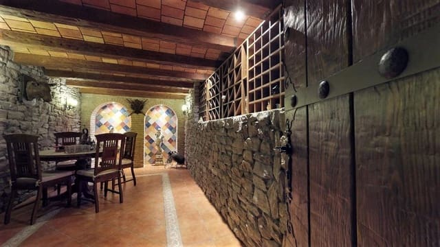 7 bedroom Villa for sale in Pueblo, Calpe / Calp - € 900,000 (Ref: 9380210)