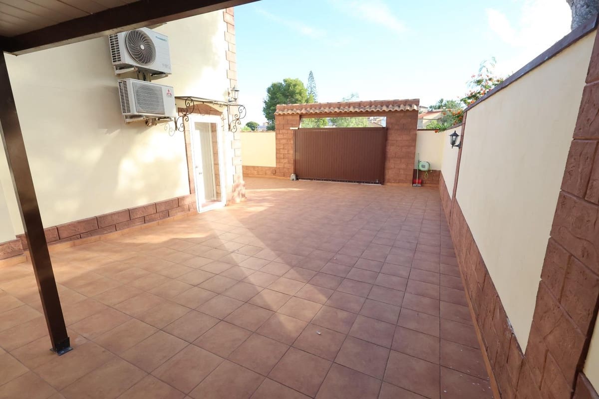 5 bedroom Villa for sale in Torrevieja - € 930,000 (Ref: 9380216)