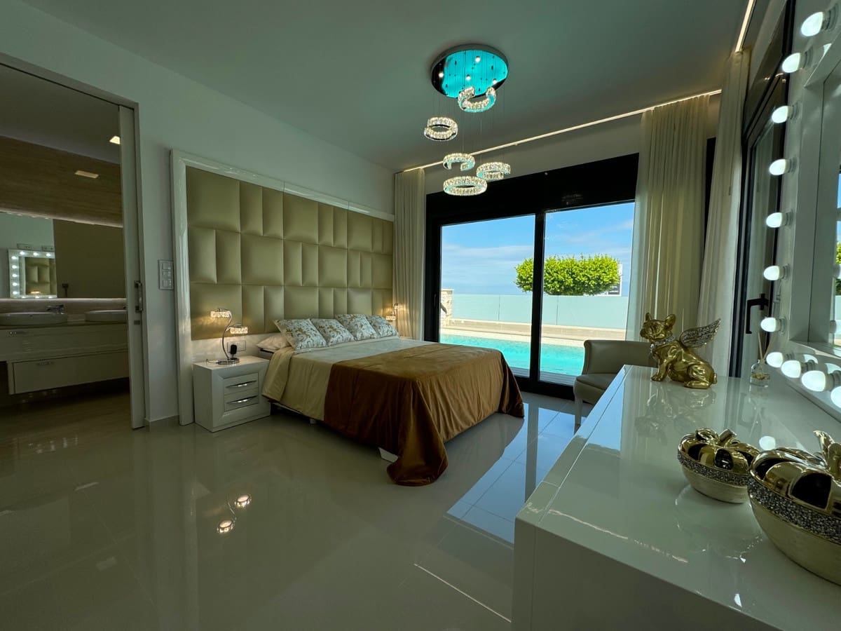 5 bedroom Villa for sale in San Miguel de Salinas - € 849,000 (Ref: 9380261)