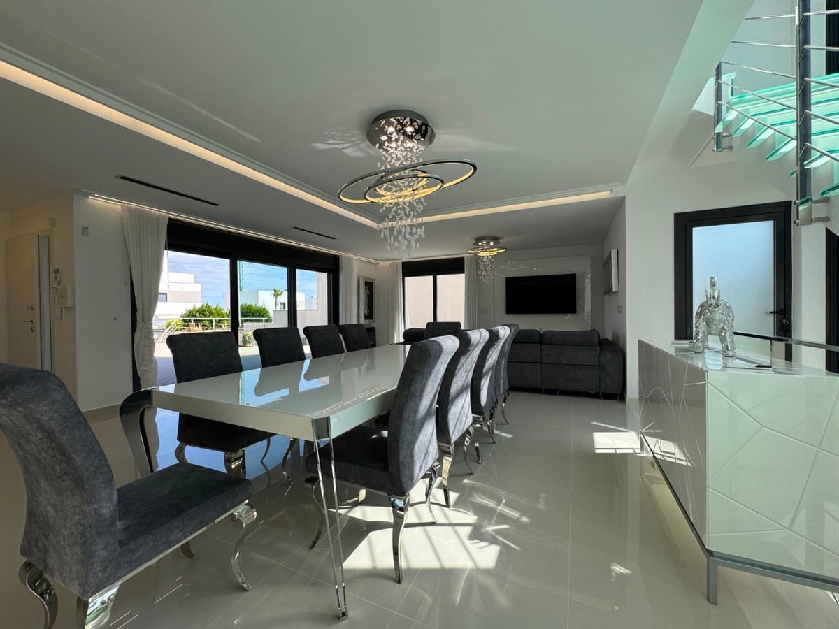 5 bedroom Villa for sale in San Miguel de Salinas - € 849,000 (Ref: 9380261)