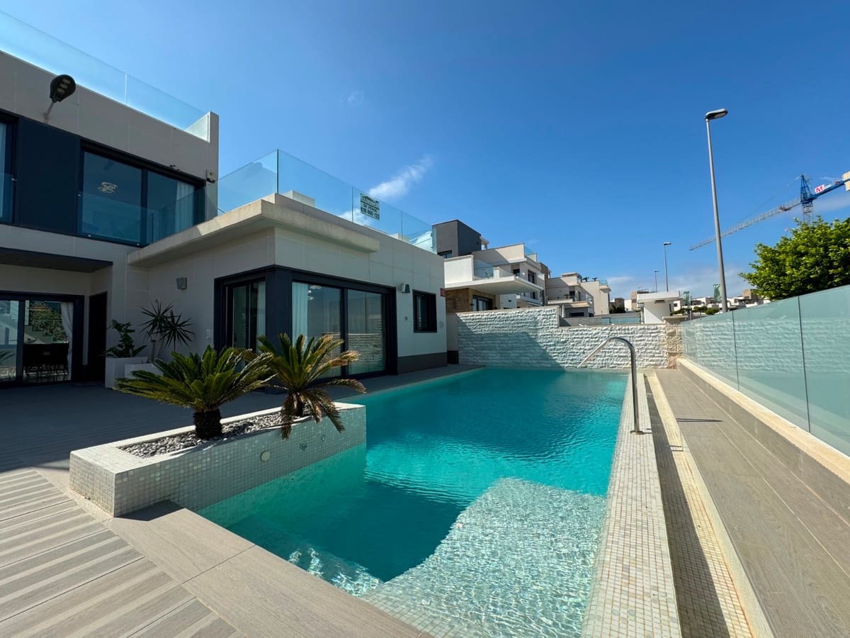 5 bedroom Villa for sale in San Miguel de Salinas - € 849,000 (Ref: 9380261)