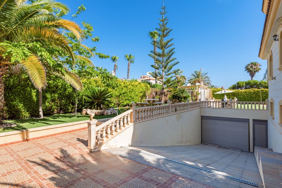 6 bedroom Villa for sale in Playa Flamenca - € 2,095,000 (Ref: 9380262)
