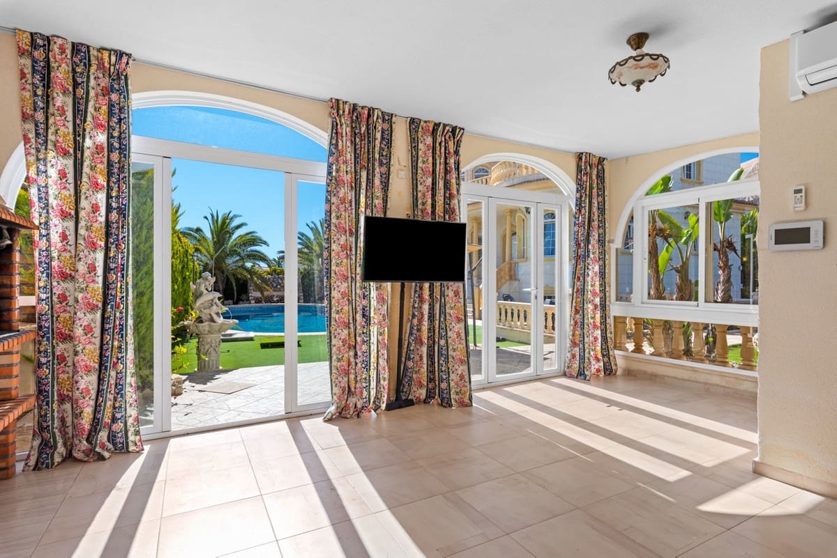 6 bedroom Villa for sale in Playa Flamenca - € 2,095,000 (Ref: 9380262)