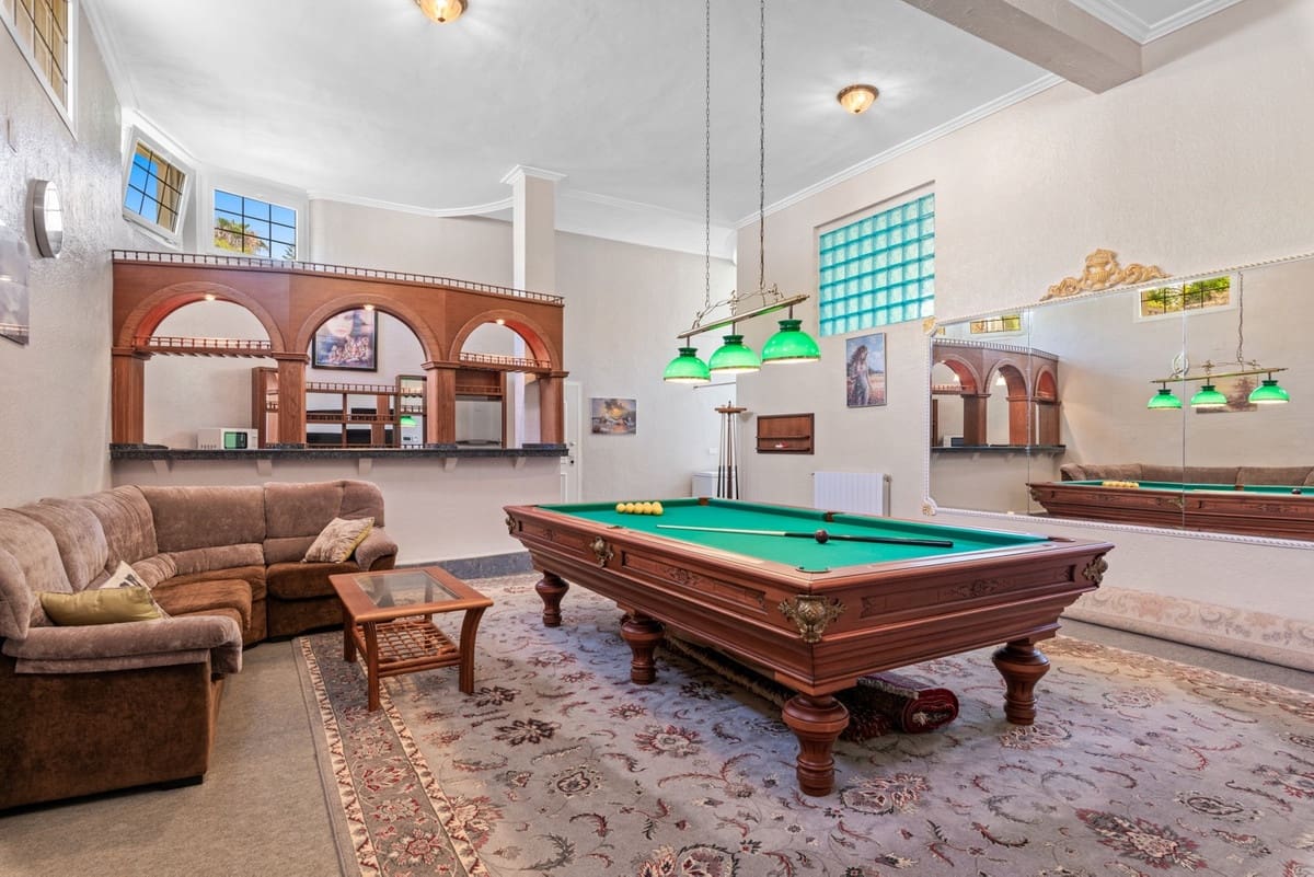 6 bedroom Villa for sale in Playa Flamenca - € 2,095,000 (Ref: 9380262)