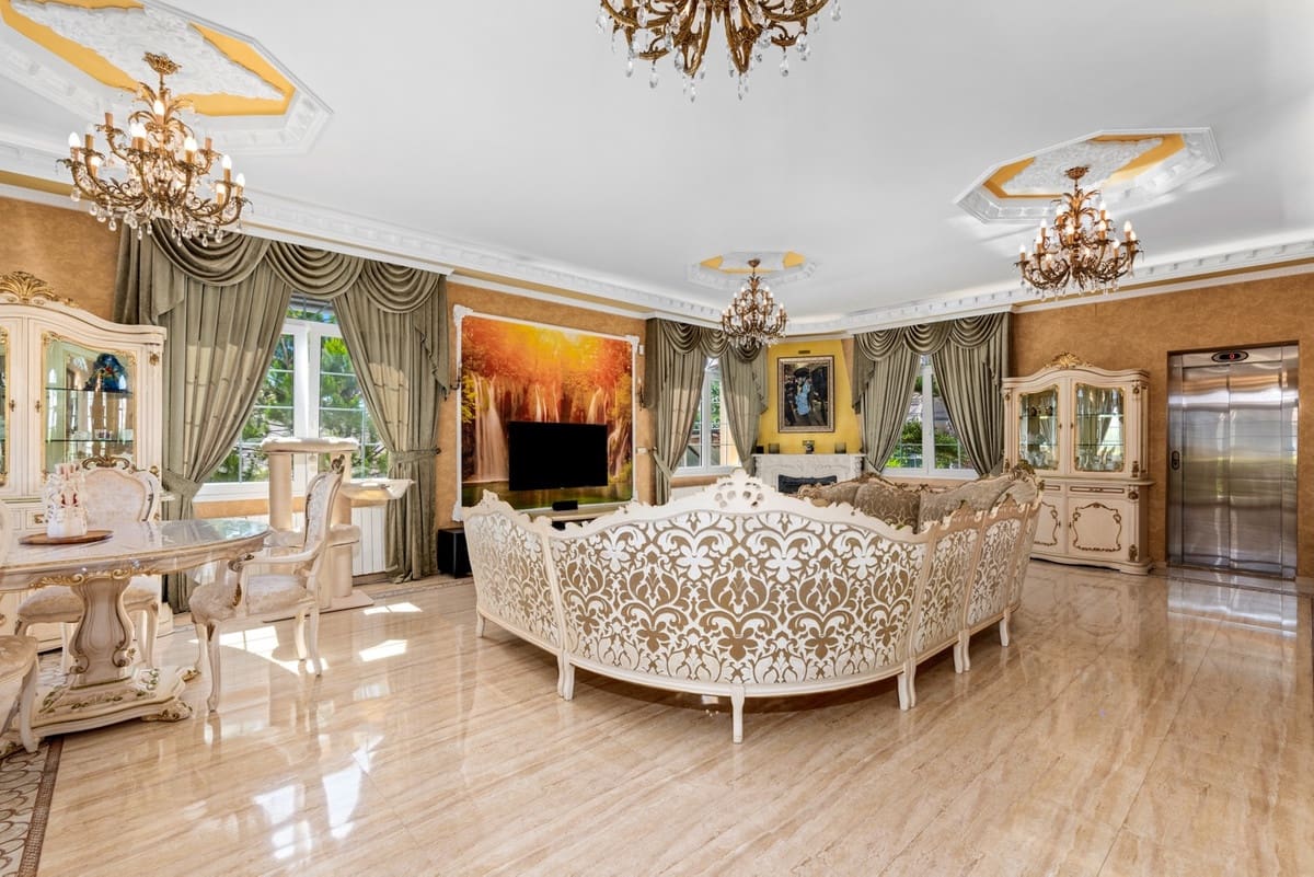 6 bedroom Villa for sale in Playa Flamenca - € 2,095,000 (Ref: 9380262)