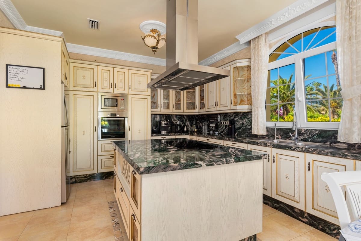 6 bedroom Villa for sale in Playa Flamenca - € 2,095,000 (Ref: 9380262)