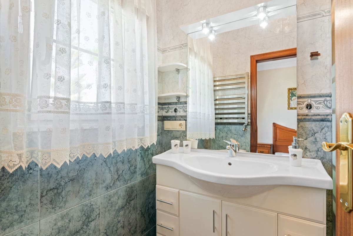 6 bedroom Villa for sale in Playa Flamenca - € 2,095,000 (Ref: 9380262)