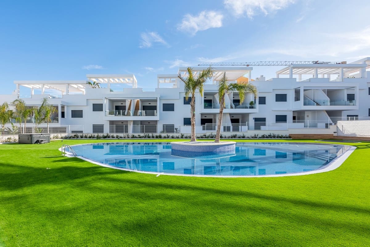 2 makuuhuone Kattohuoneisto myytävänä paikassa Los Balcones - 369 000 € (Ref: 9380264)