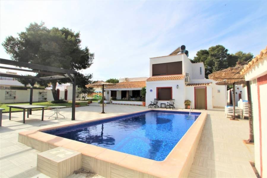 9 bedroom Villa for sale in Orihuela Costa - € 690,000 (Ref: 9380277)