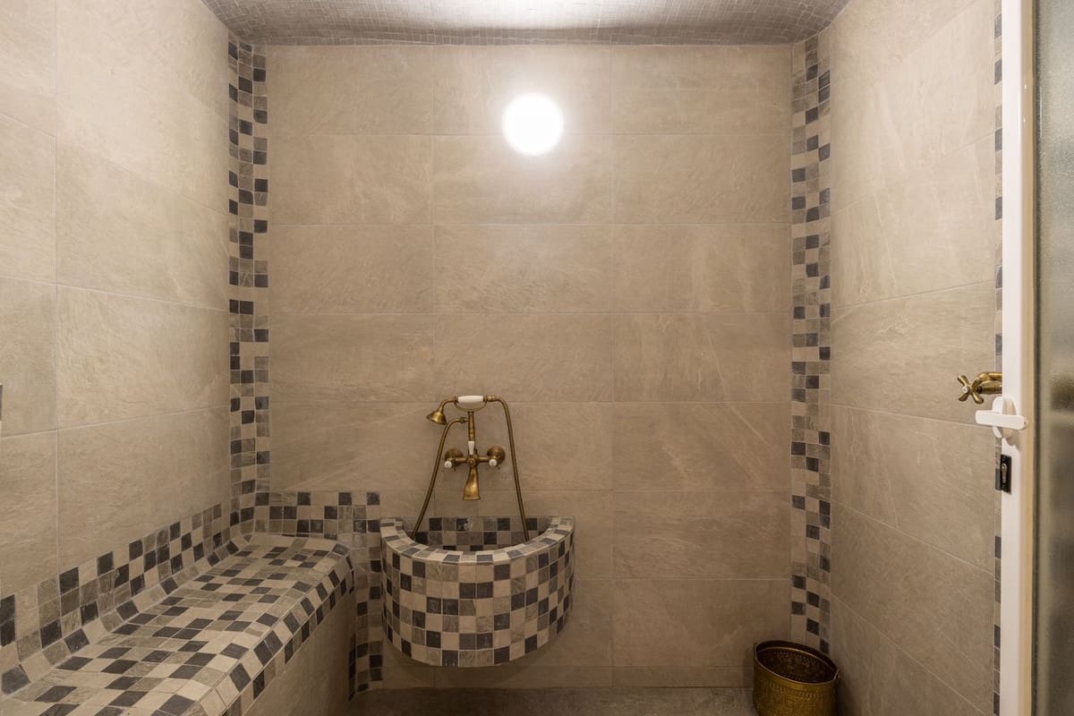 6 bedroom Villa for sale in El Paraiso - € 1,950,000 (Ref: 9380387)