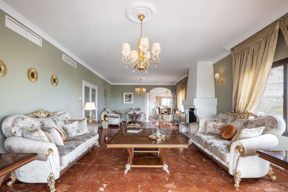 6 bedroom Villa for sale in El Paraiso - € 1,950,000 (Ref: 9380387)