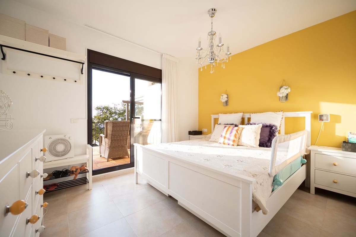 3 soverom Penthouse til salgs i Los Monteros med garasje - € 649 000 (Ref: 9380396)