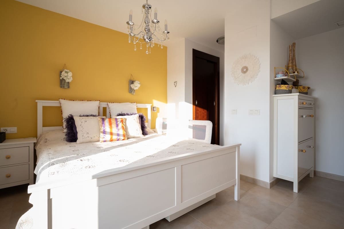3 soverom Penthouse til salgs i Los Monteros med garasje - € 649 000 (Ref: 9380396)