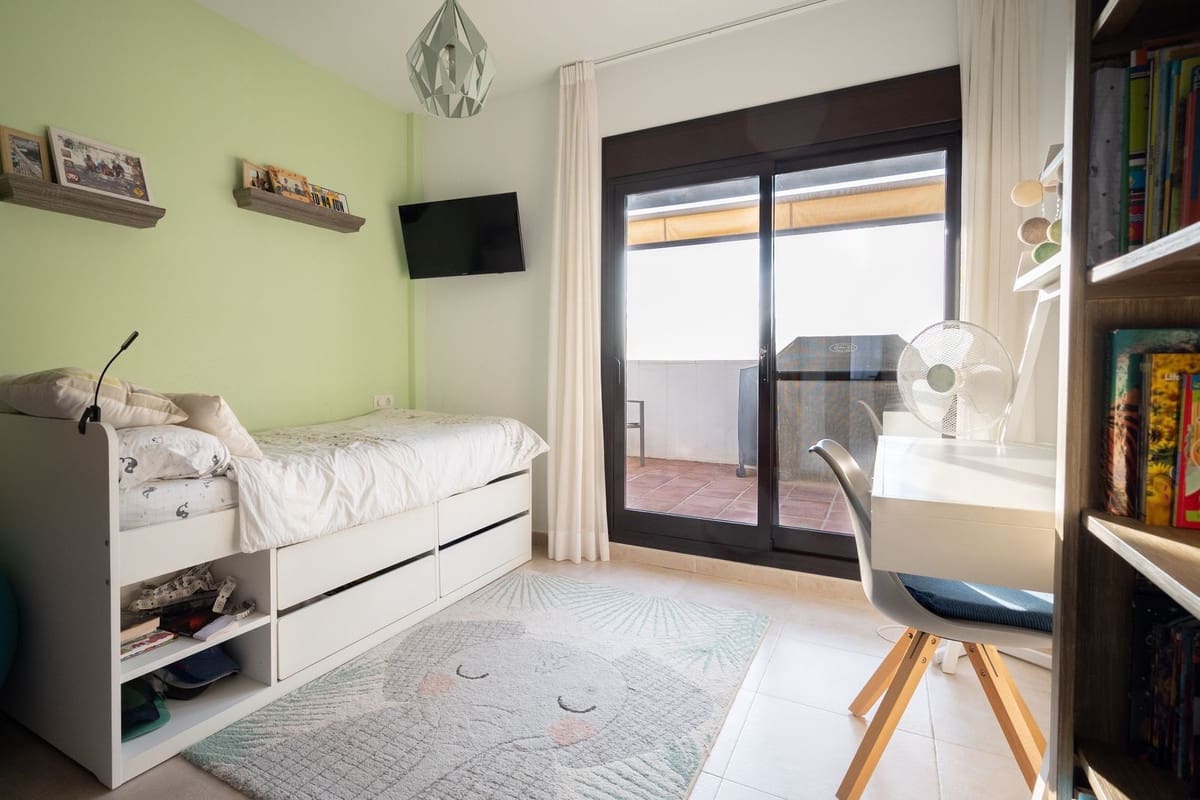 3 soverom Penthouse til salgs i Los Monteros med garasje - € 649 000 (Ref: 9380396)