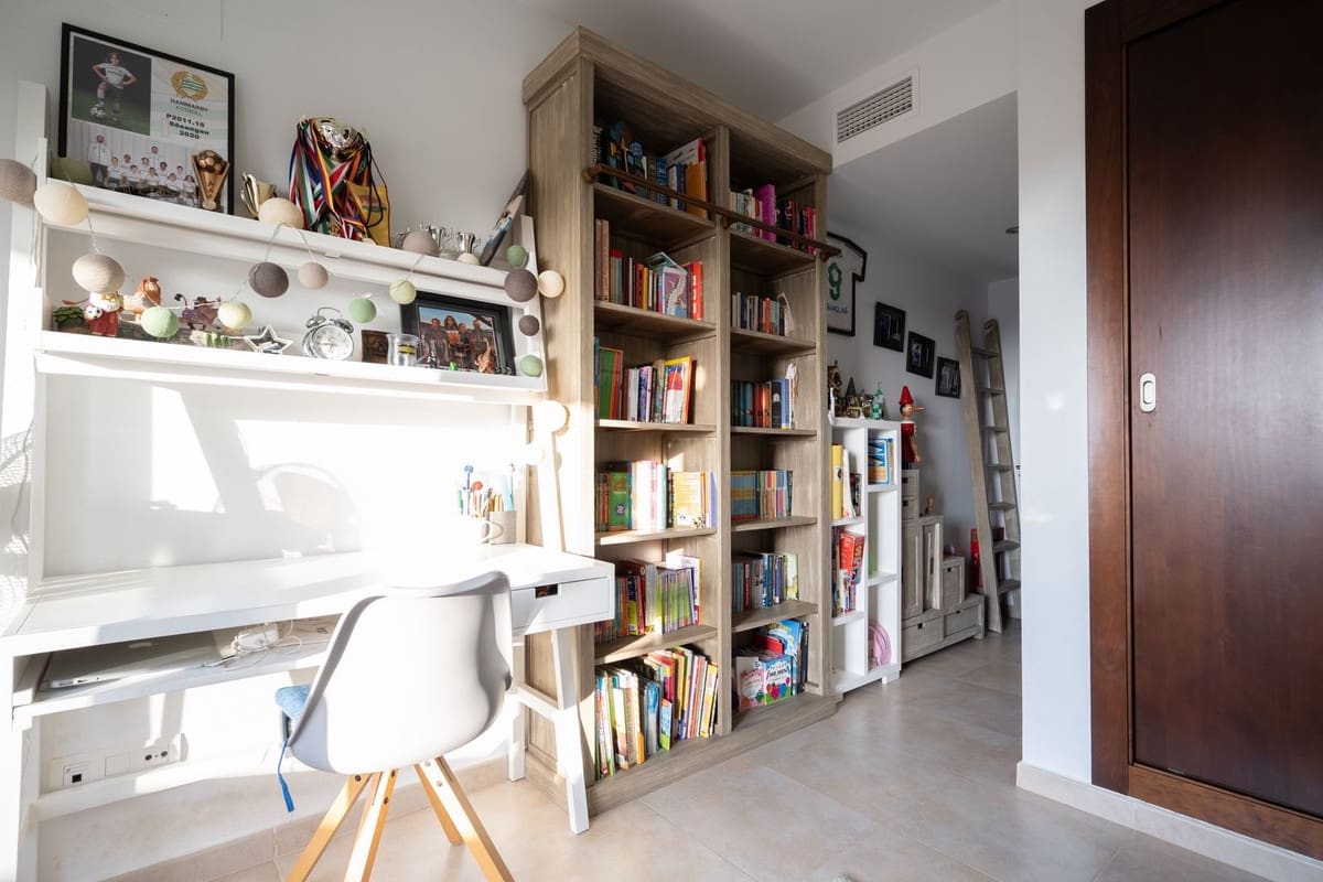 3 soverom Penthouse til salgs i Los Monteros med garasje - € 649 000 (Ref: 9380396)