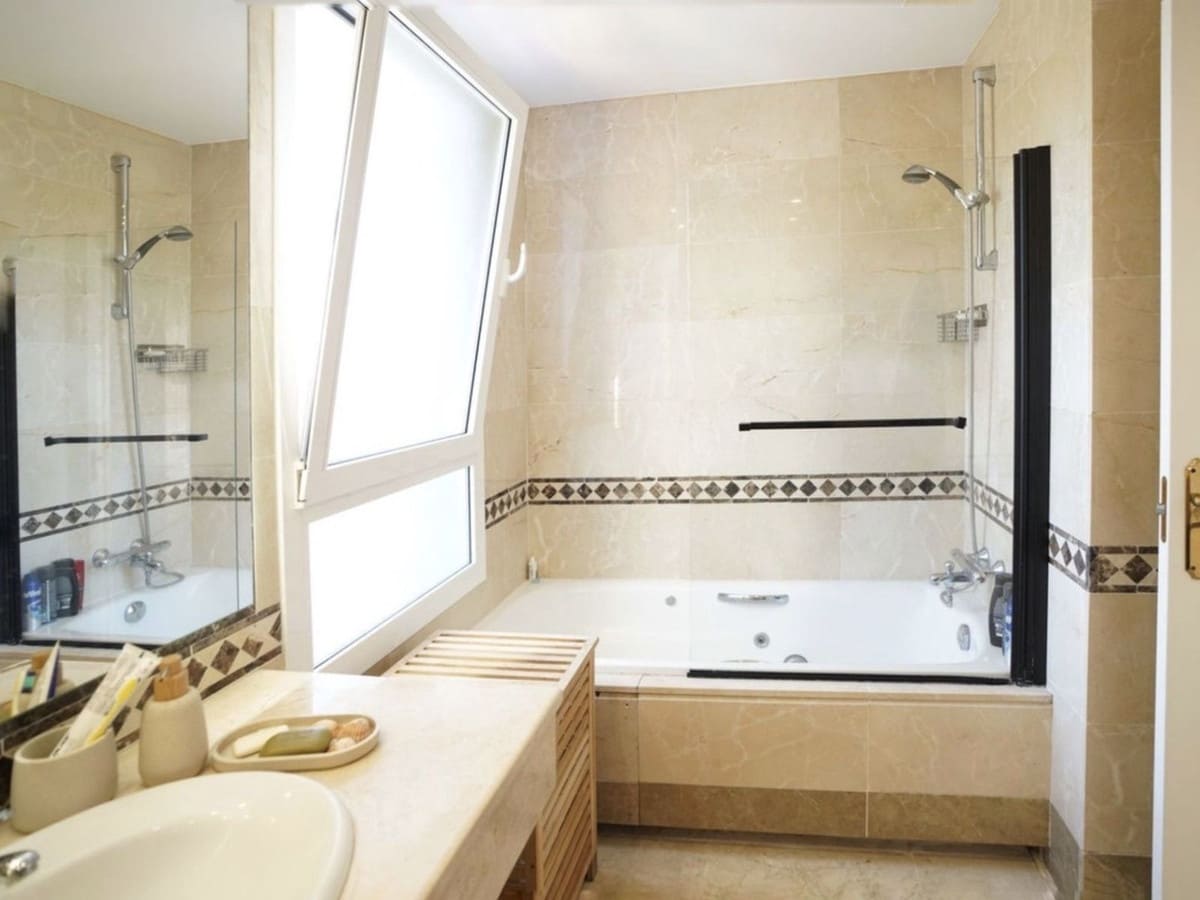 Casa de 2 habitaciones en Aloha Golf en venta - 719.000 € (Ref: 9380414)