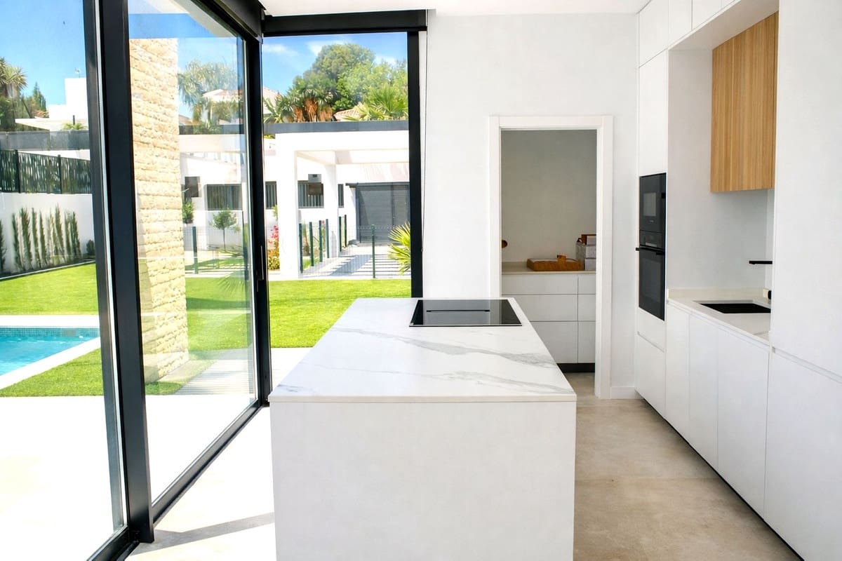 6 sypialnia Willa na sprzedaż w Estepona - 1 950 000 € (Ref: 9380472)