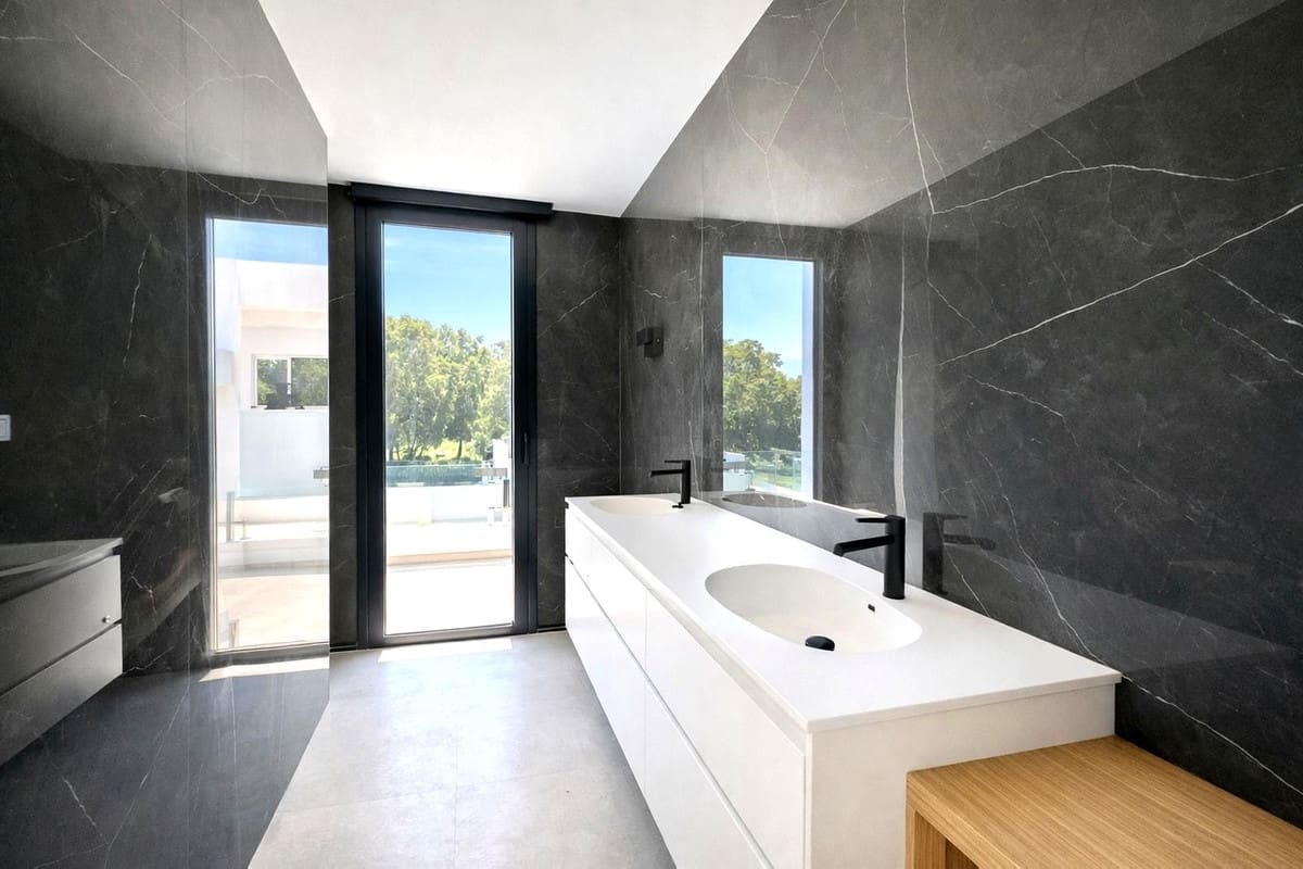 6 sypialnia Willa na sprzedaż w Estepona - 1 950 000 € (Ref: 9380472)