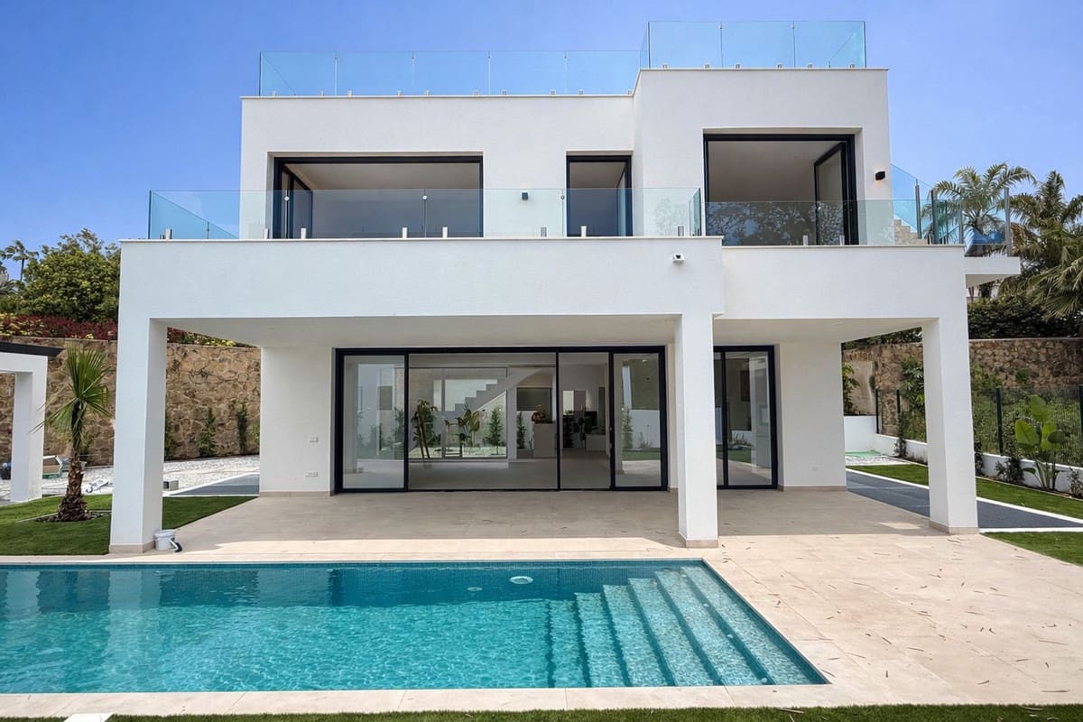 6 bedroom Villa for sale in Estepona - € 2,100,000 (Ref: 9380473)