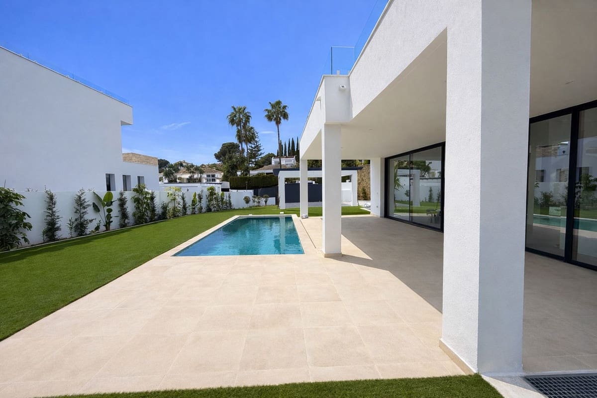 6 bedroom Villa for sale in Estepona - € 2,100,000 (Ref: 9380473)