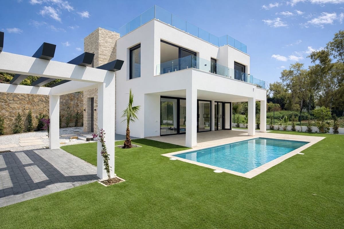 6 bedroom Villa for sale in Estepona - € 2,100,000 (Ref: 9380473)
