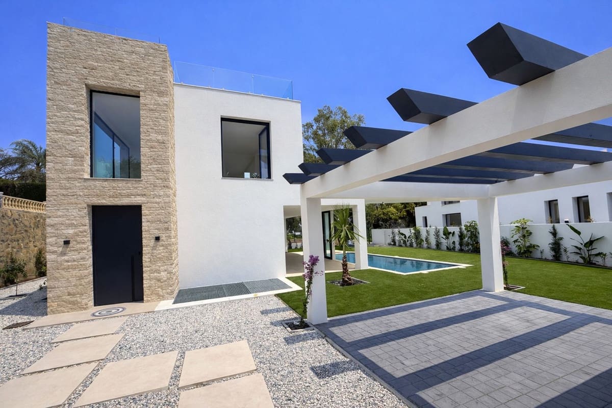 6 bedroom Villa for sale in Estepona - € 2,100,000 (Ref: 9380473)