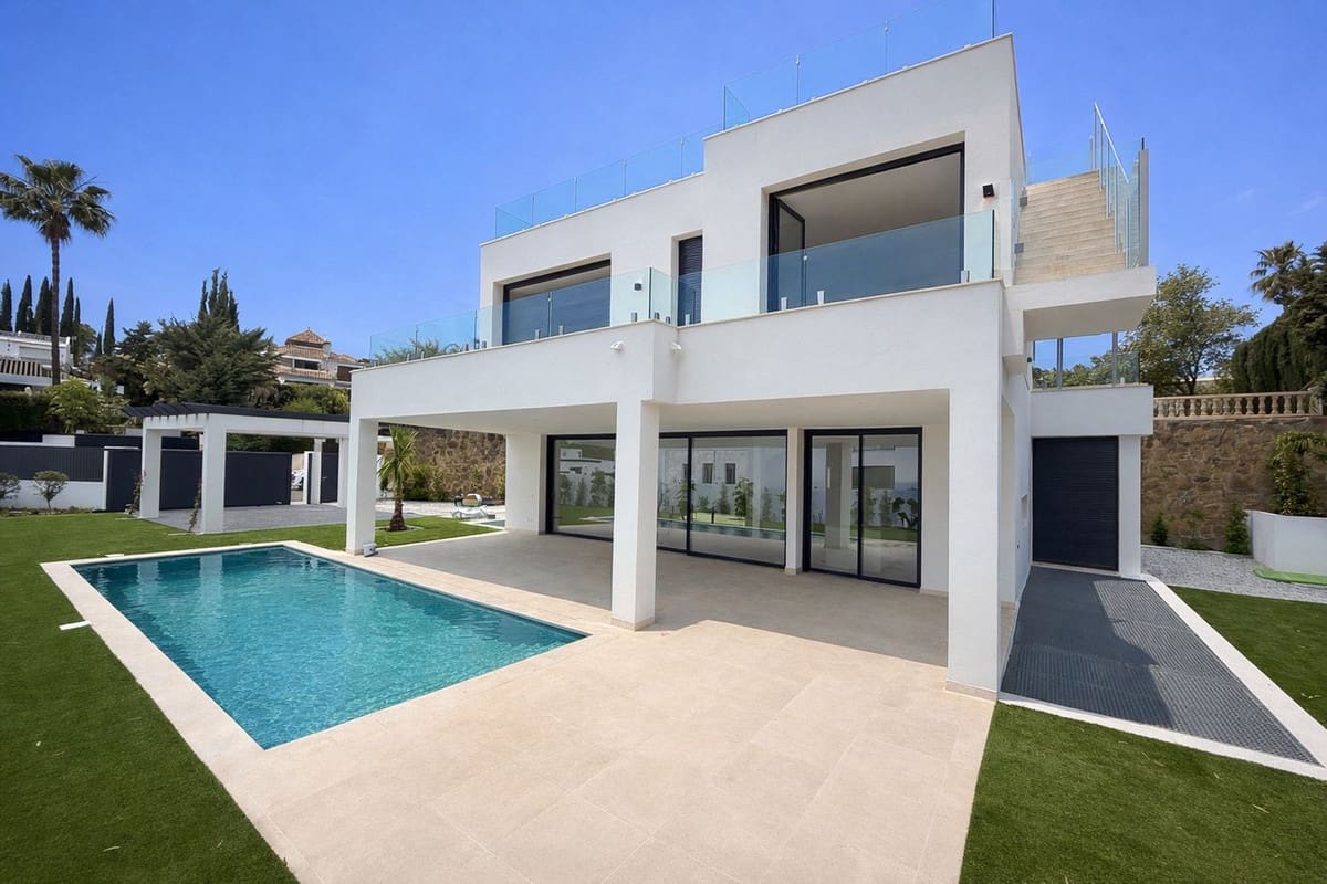 6 bedroom Villa for sale in Estepona - € 2,100,000 (Ref: 9380473)