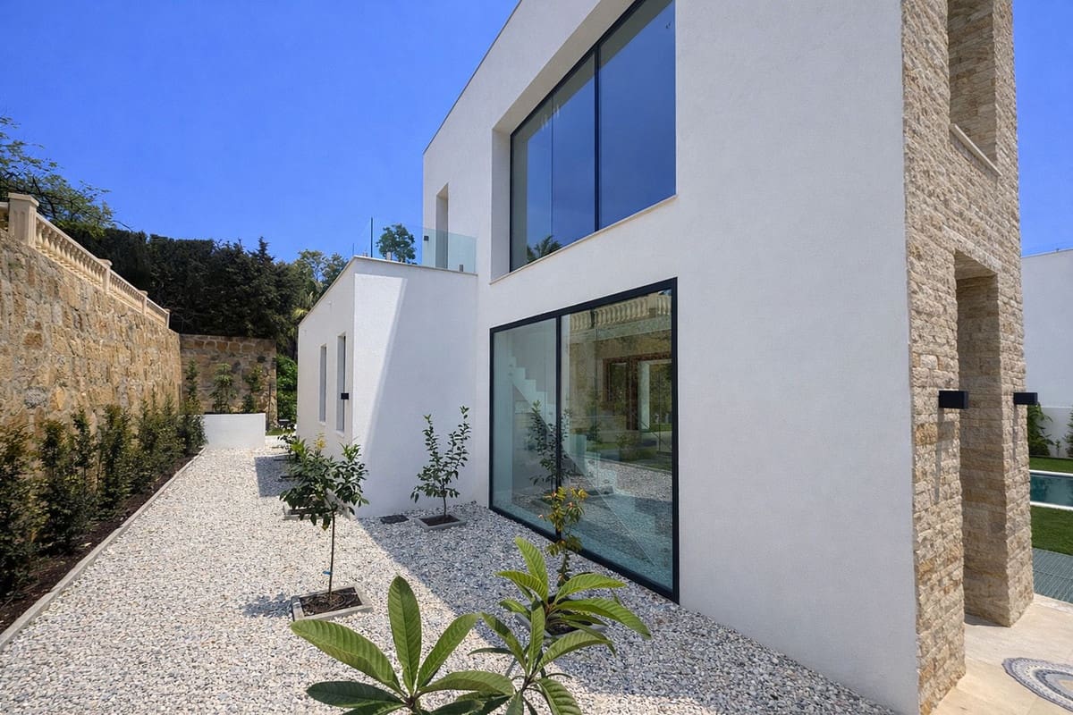 6 bedroom Villa for sale in Estepona - € 2,100,000 (Ref: 9380473)