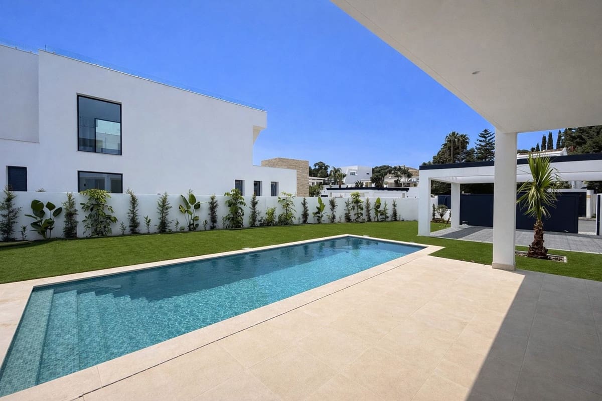 6 bedroom Villa for sale in Estepona - € 2,100,000 (Ref: 9380473)