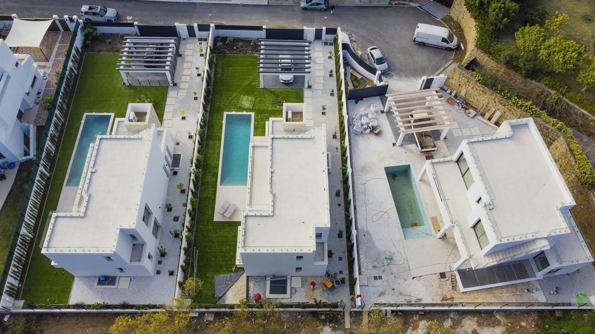 6 bedroom Villa for sale in Estepona - € 2,100,000 (Ref: 9380473)