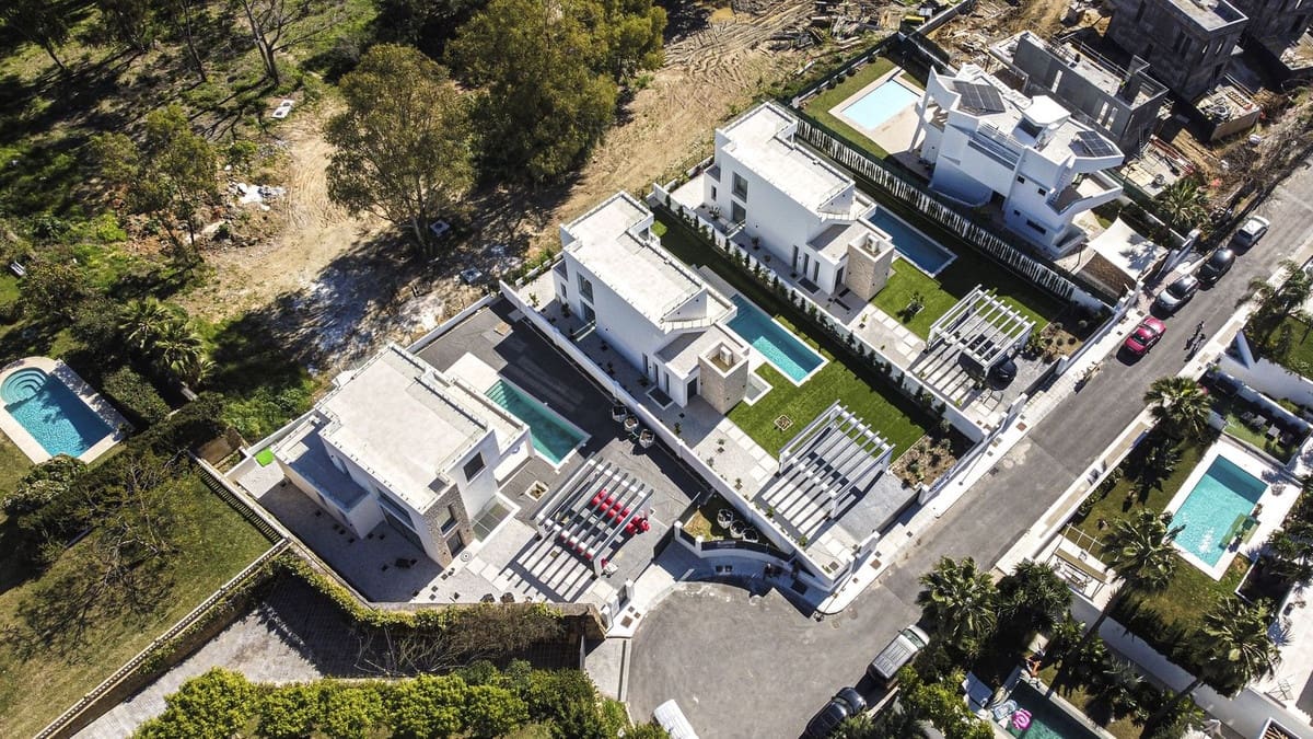 6 bedroom Villa for sale in Estepona - € 2,100,000 (Ref: 9380473)
